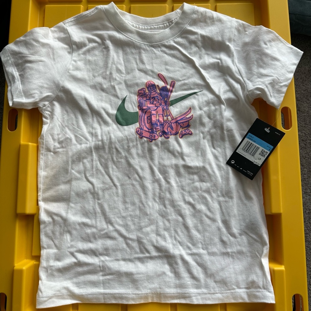 Nike Girls’ Short-sleeved shirt. White. Size: M.